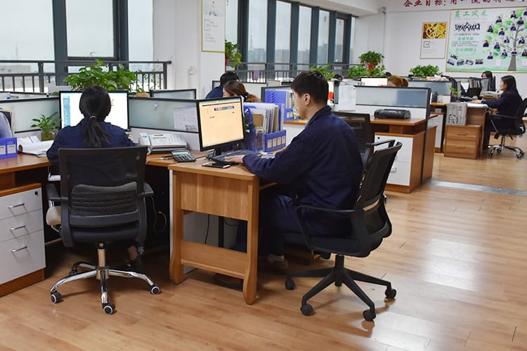 Pioneered Internet-based sales, creating an innovative direct sales model for the machine tool industry.