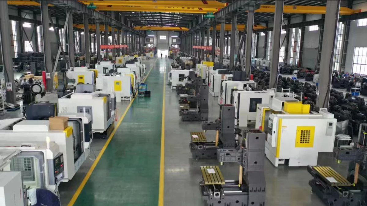 Machine tool assembly floor with machining centers arranged in rows under overhead cranes