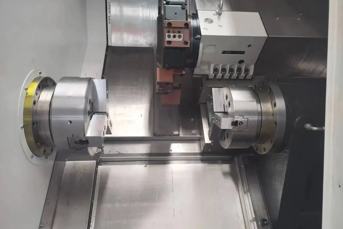 Working area of a dual-spindle turning platform - opposed chucks with a live tool turret between them