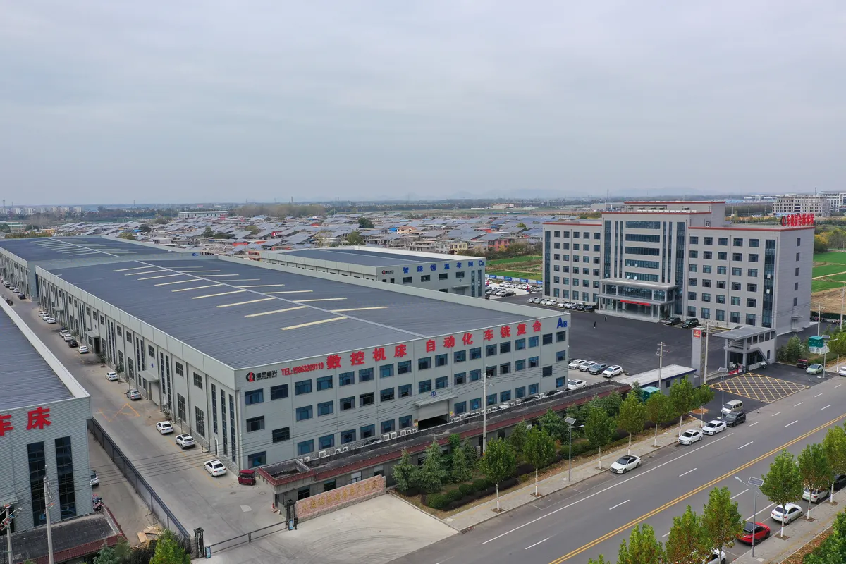 Handemo CNC plant in Tengzhou with heavy machined components in production