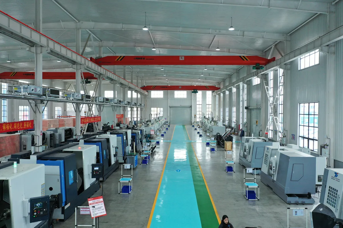Handemo CNC workshop in Tengzhou where stainless steel shafts are turned